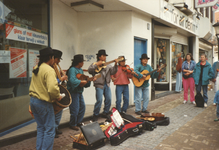 605865 Afbeelding van een groep Peruaanse straatmuzikanten op de Steenweg (bij nr. 68) te Utrecht.